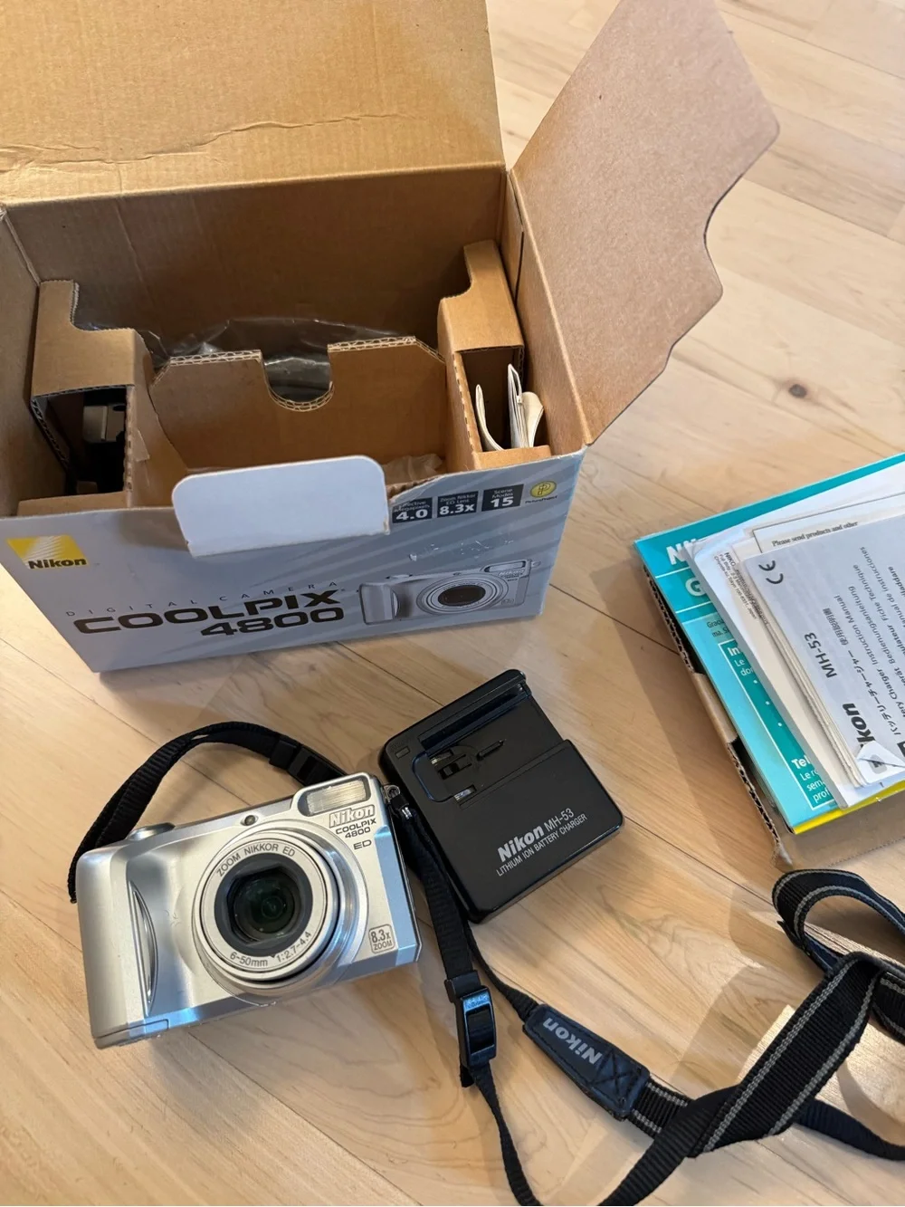 Nikon COOLPIX 4800 - 4.0MP - 8.3 Zoom - Digital Camera w.Batt/Chrgr ++ Silver